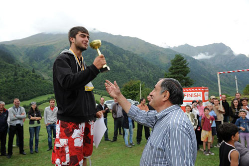 Ordføreren i Svaneti gir vinnerpokalen til raskeste løper Aleksandre Pangani. Arrangørfoto.