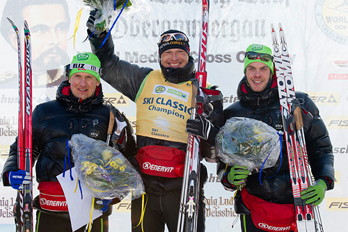 Seierspallen i König Ludwig Lauf 2012. Fra venstre: Jerry Ahrlin (2), Stanislav Rezac (1) og Jørgen Aukland (2). Foto: Magnus Östh/Ski Classics.