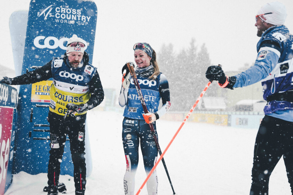 Patricija Eiduka sammen med trenerne Jostein Vinjerui og Hans Kristian Stadheim I forbindelse med verdenscupen i Davos 2022