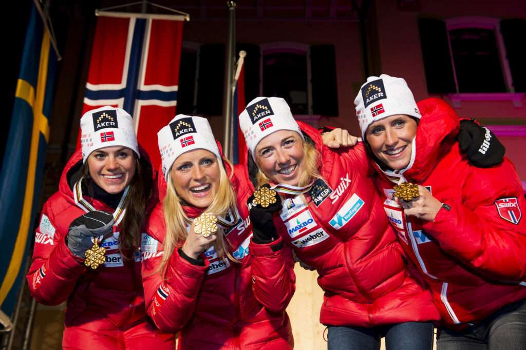 Heidi Weng, Therese Johaug, Kristin Stoermer Steira, Marit Björgen, Norge, med sina guldmedaljer.