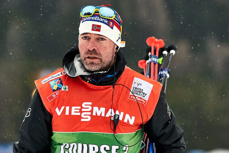 Trond Nystad hjelper Didrik Tønseth opp av sumpa