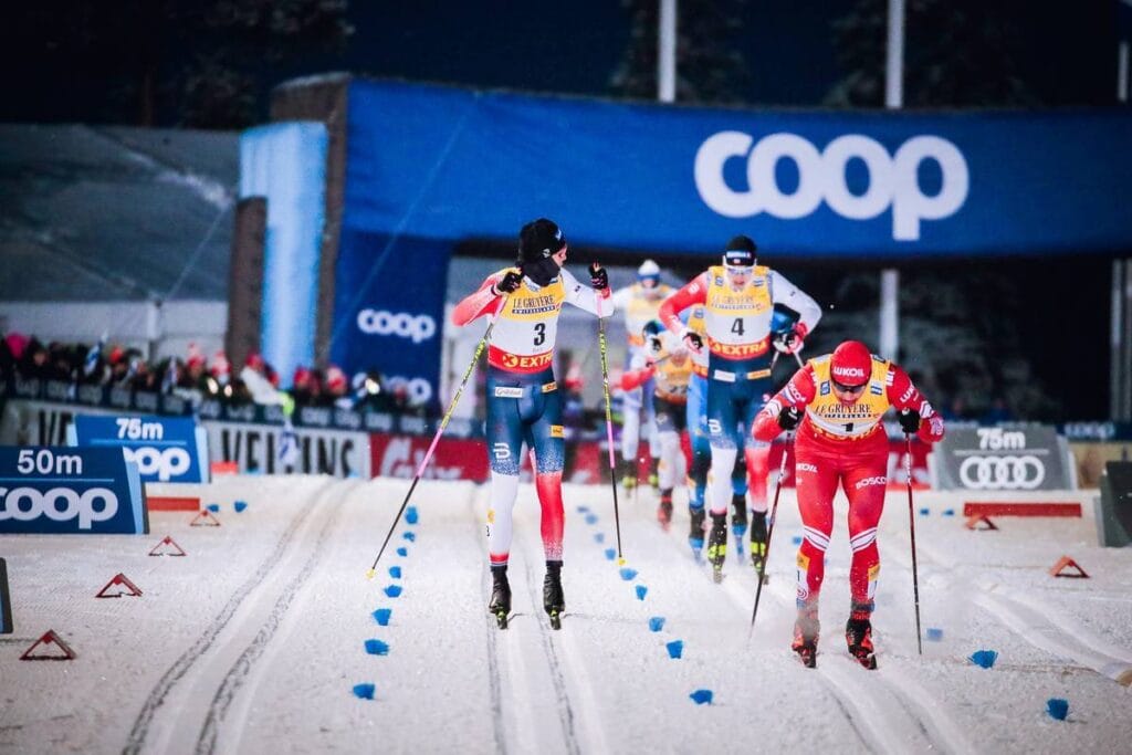 Johannes Høsflot Klaebo, Erik Valnes og Alexander Terentev under sprinten I Ruka 2021