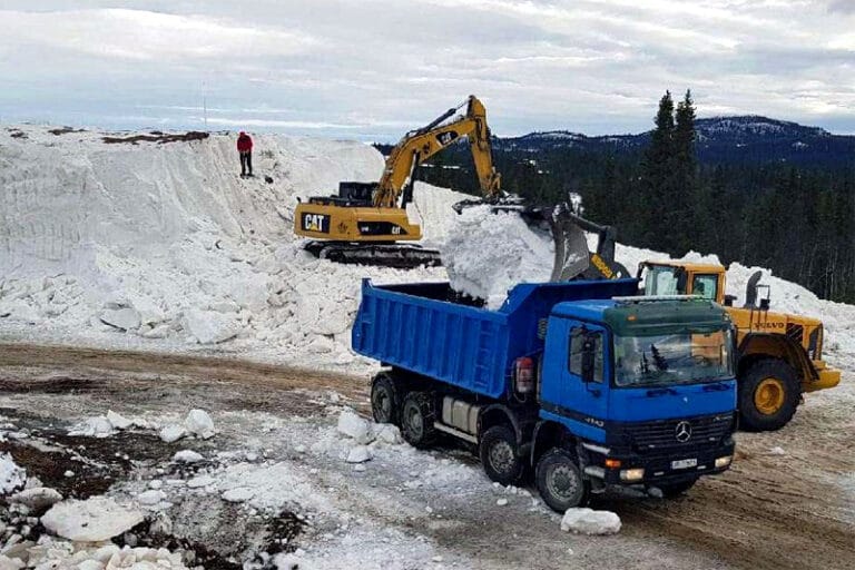 GIGANTISK SNØDUGNAD FORAN SKI-NM