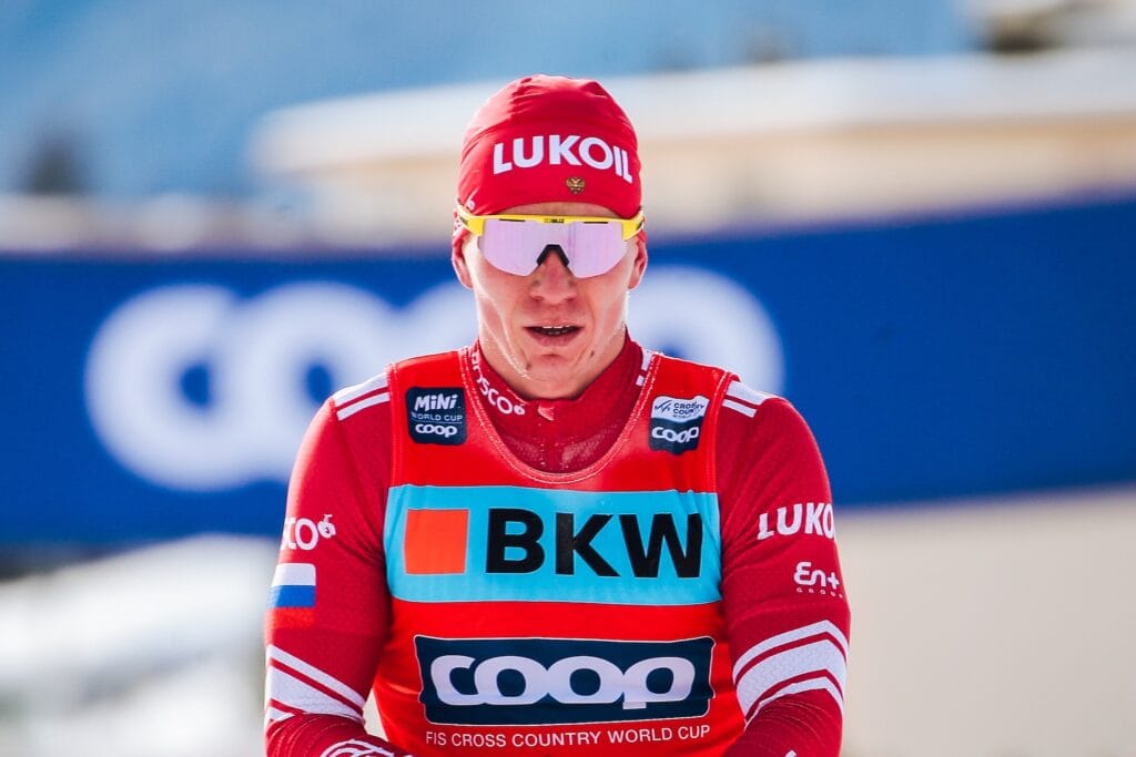 Alexander Bolshunov leter etter svar en uke før Tour de Ski starter.