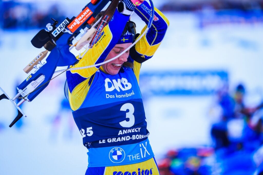 Elvira Öberg vant jaktstarten i Le Grand Bornand i Frankrike, karrierens første for den svenske 22-åringen.