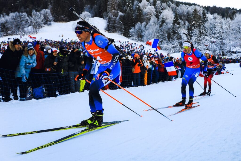 Quentin Fillon Maillet på vei mot seier på hjemmebane under jaktstarten i Le Grand Bornand.