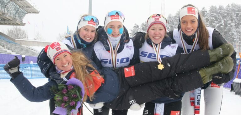 I 2019 jublet disse over seier på stafetten under junior-VM i Lahti. Denne uka er tre av dem sentrale på Lygna. Fossesholm var nylig i OL. Fra venstre: Kristin Austgulen fosnæs, Astrid Stav, Helene Marie Fossesholm og Kristine Stavås Skistad holder oppe juniorlandslagstrener Monika Kørra.