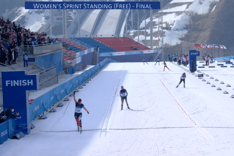 Kanadiske Natalie Wilkie går over målstreken til gull mens Vilde Nilsen tar sølvmedaljen.