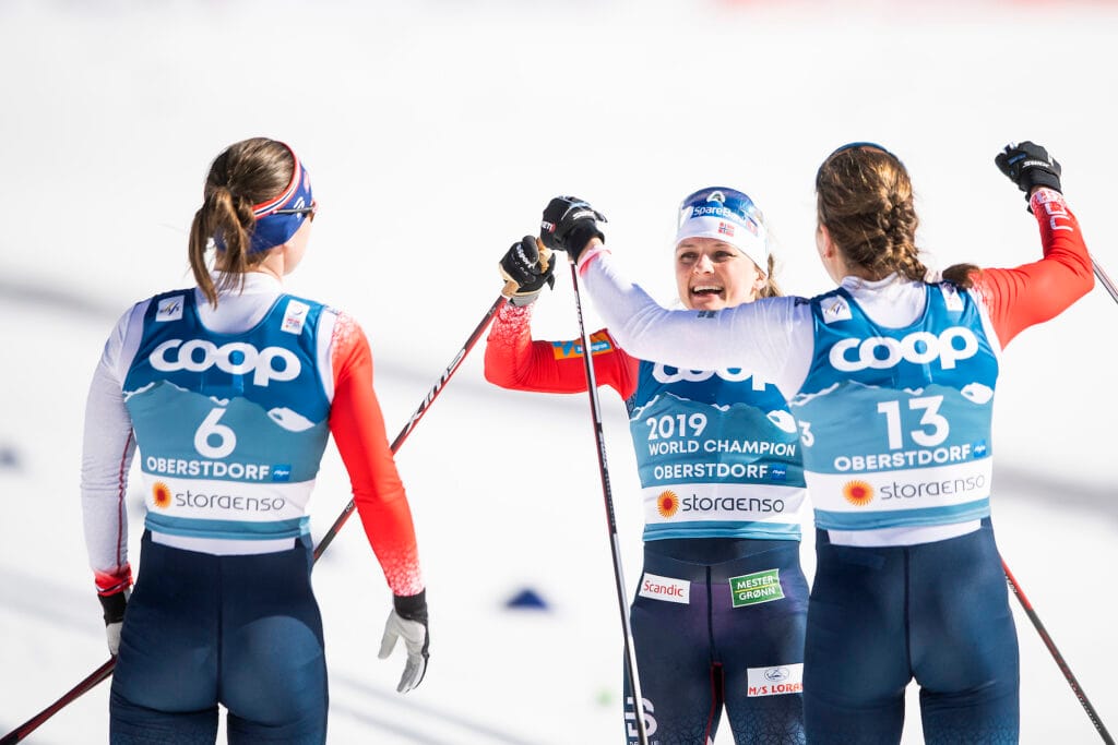 Ane Appelkvist Stenseth, Maiken Caspersen Falla og Tiril Udnes Weng etter sprintfinalen under VM 2021 i Oberstdorf.
