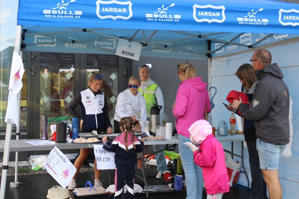 Utøverne i Team Vestmarksetra arrangerte rulleskirenn i Bærum idrettspark sist onsdag, med håp om å tjene en slant på kiosksalget. 