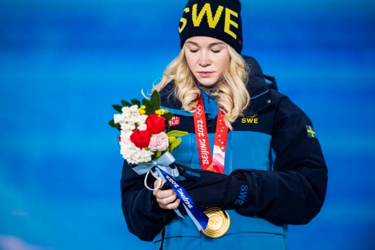 Jonna Sundling med sprint-gullet fra OL 2022 i Beijing.