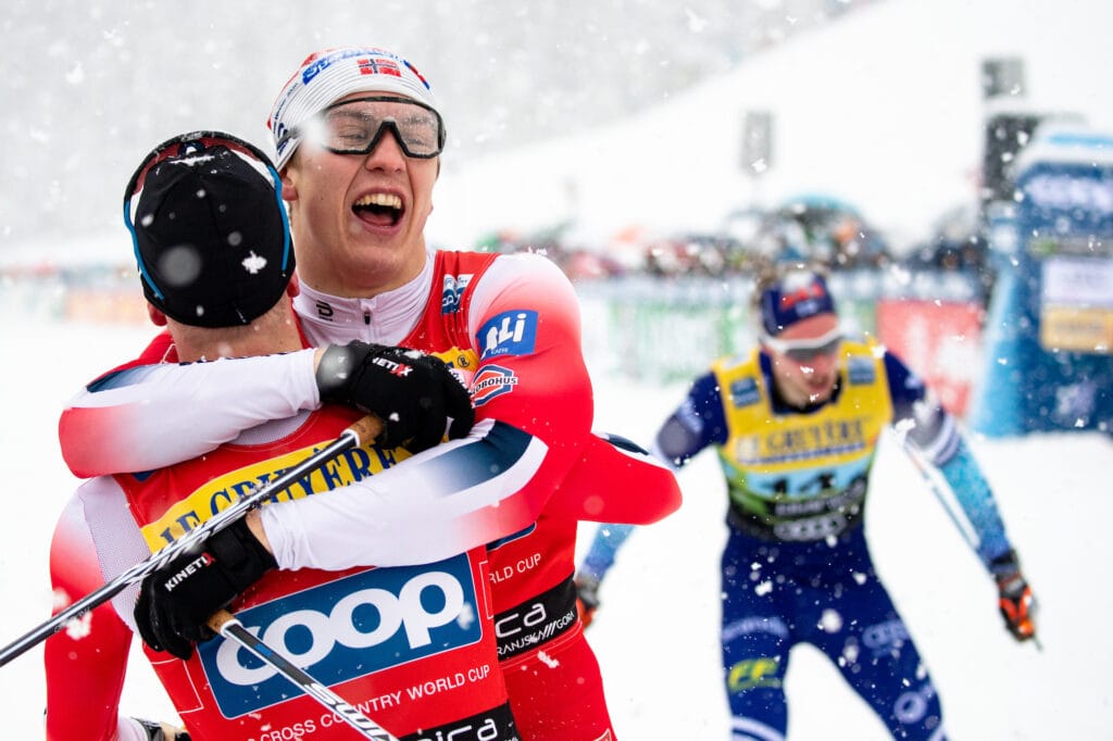 Sindre Bjørnestad Skar og Erik Valnes etter finalen i lagsprint under verdenscupen i Planica i 2019.