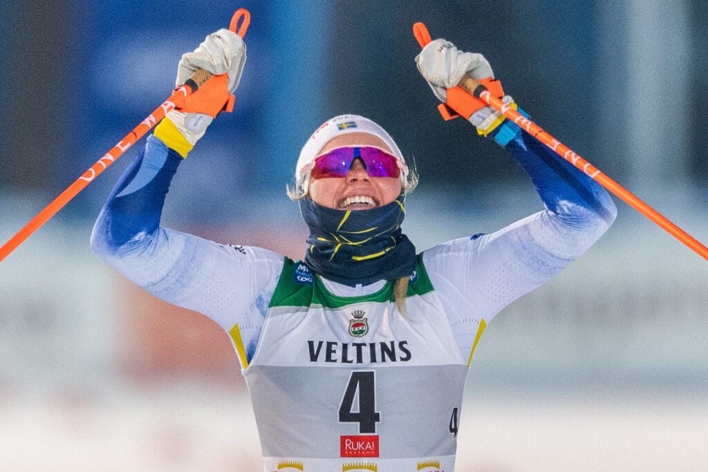 Emma Ribom vant sprintfinalen under verdenscupåpningen i Ruka 2022
