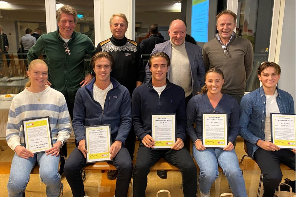 Disse mottok Overtoppens Langrennstipend 2022: Foran fra venstre: helene Ekreheim Haugen, Alexander og Nicolai Holmboe, Kristin Helland, Tobias Thorsen. Bak fra venstre: Thomas Christian Holter, Per Kaarby (President Overtoppen), Espen Utaker og John Harald Amundsen.