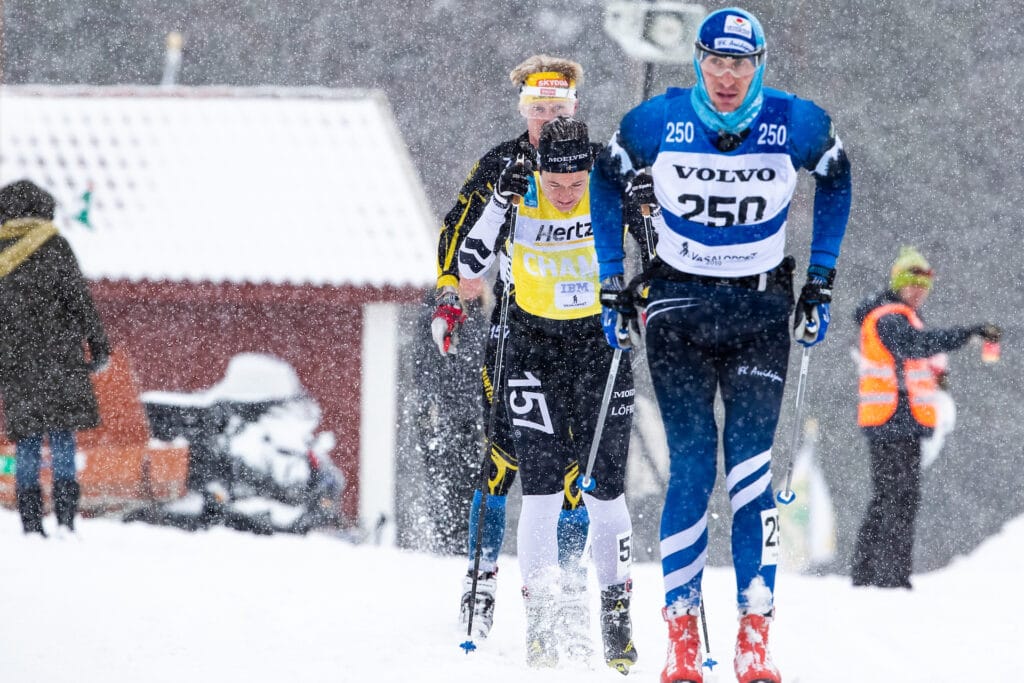 Hennes Boström före Britta Johansson Norgren i ledning vid Hökberg under Vasaloppet den 3 mars 2019 i Mora.