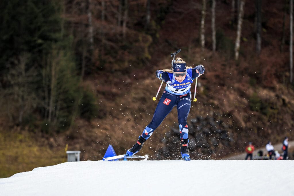 Ingrid Landmark Tandrevold under verdenscupen i Ruhpolding tidligere i uka - der finnes det ikke et snøfnugg i terrenget utenfor løypa. 