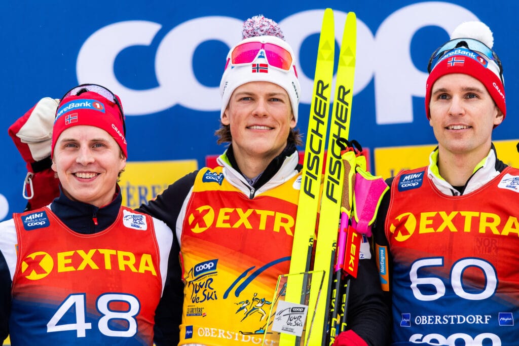 Simen Hegstad Krüger, Johannes Høsflot Klæbo og Didrik Tønseth tok hele pallen på guttas 10km klassisk under Tour de Ski i Oberstdorf 2023