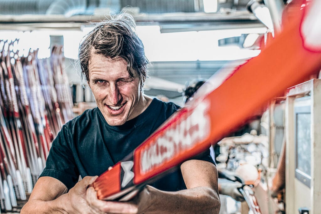 Når Lars Berger debuterer i Vasaloppet om halvannen uke, er det på ski han har bygget selv.