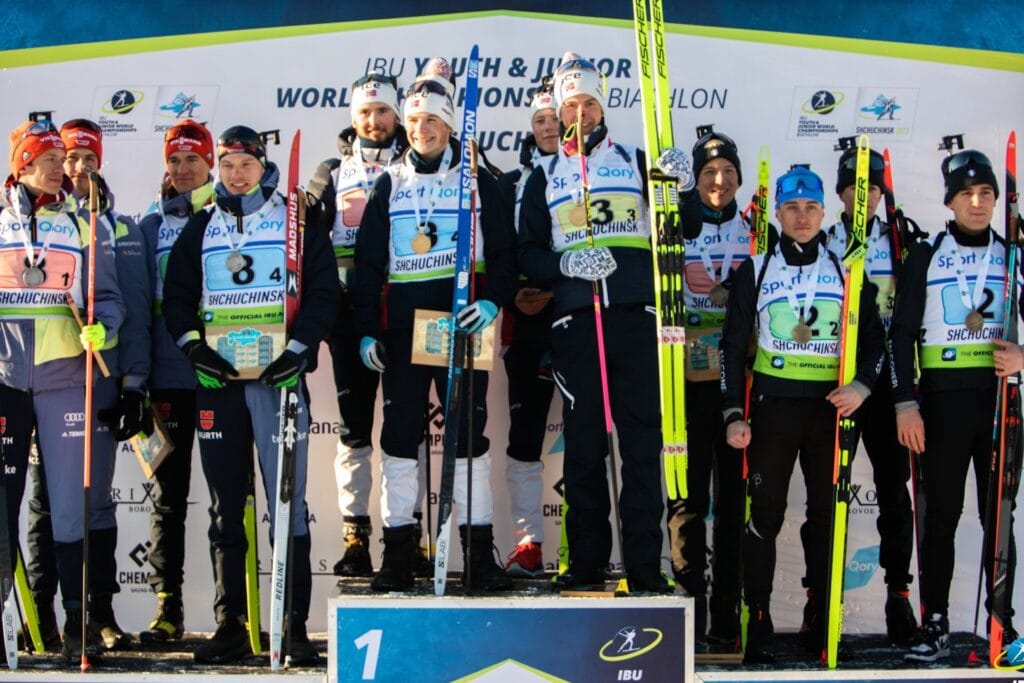 De norske juniorgutta med Trym Gerhardsen, Einar Hedegart, Martin Nevland og Isak Frey tok gull på stafetten under junior-VM i skiskyting.