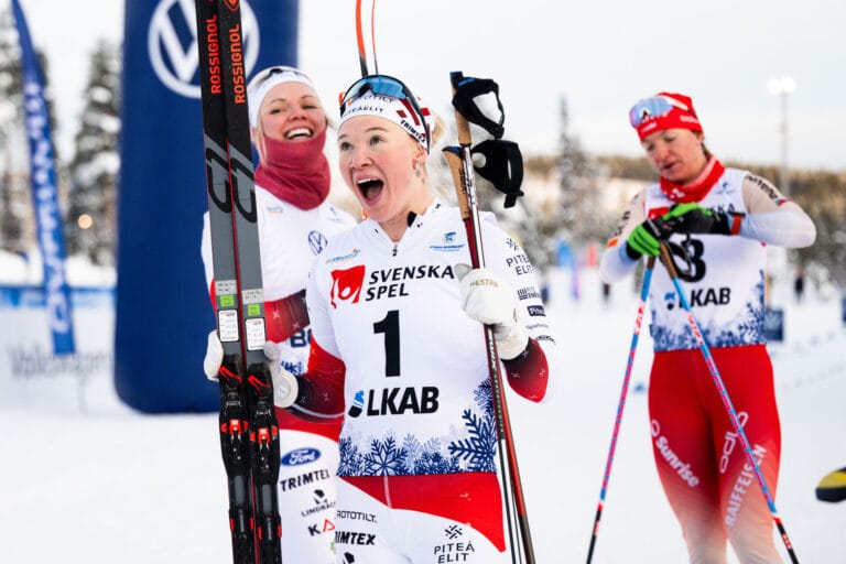 Jonna Sundling, Piteå Elit jublar under damernas final i sprint den 17 november 2023 i Gällivare.