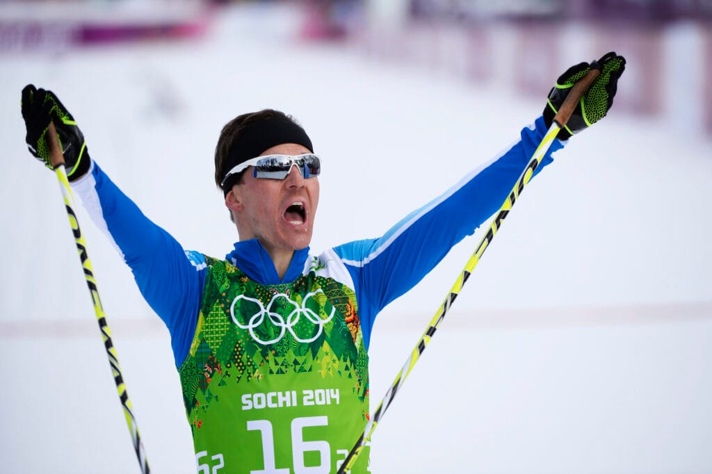 Sami Jauhojärvi jublar efter Finland vann guld i herrarnas sprintstafett final under OS i Sochi den 19 februari 2014.