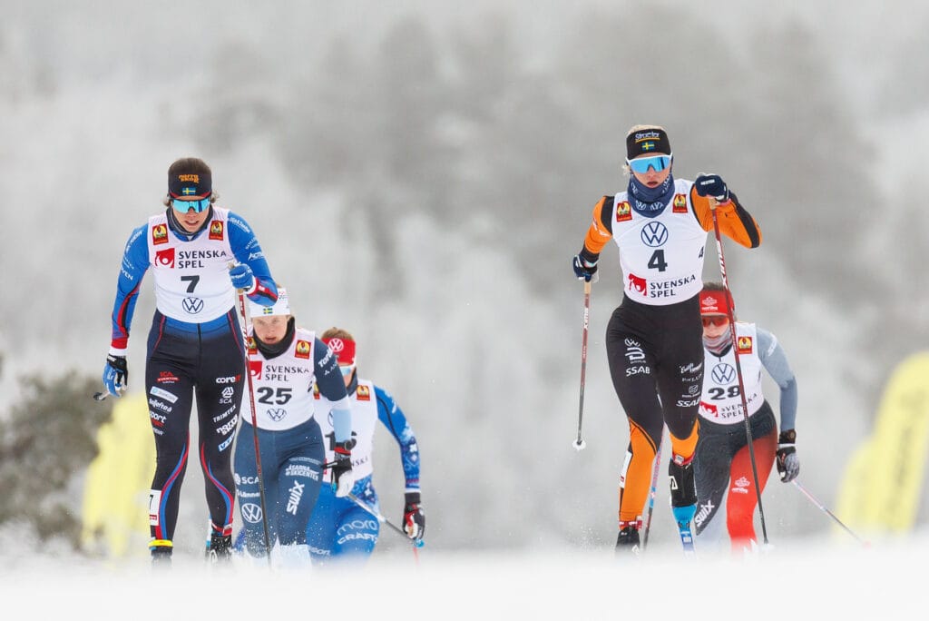 Jenny Solin, Sollefteå Skidor IF och Maja Dahlqvist, Falun Borlänge SK tävlar i damernas sprint under Sverigepremiären den 18 november 2022 i Bruksvallarna.