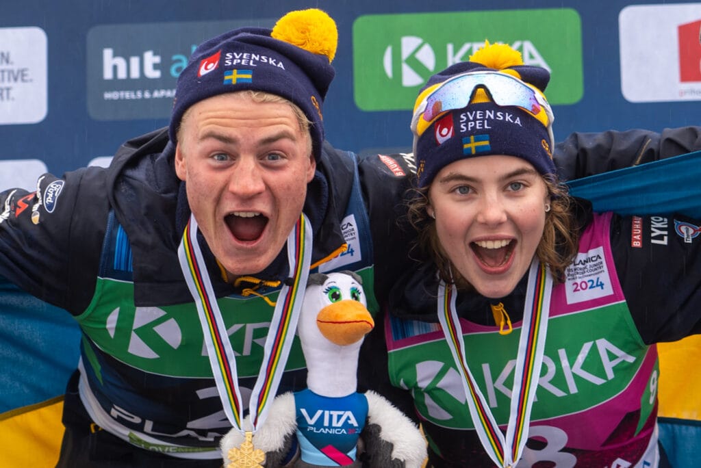 Alvar Myhlback och Evelina Crüsell efter damernas 10 km vid Junior-VM i skidor den 9 februari 2024 i Planica, Slovenien.