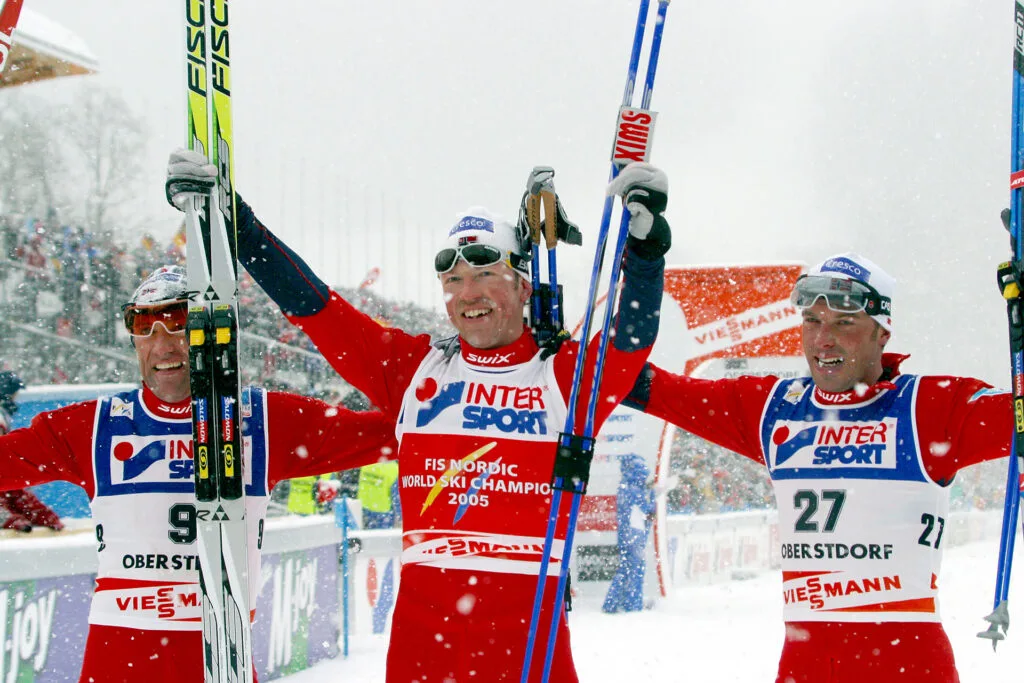 TRIPPEL NORGE i snøværet i Oberstdorf 2005. Fr v: Odd-Bjørn Hjelmeset, Frode Estil og Anders Aukland. Foto: SARI KRISTIANSEN/kekstock.com