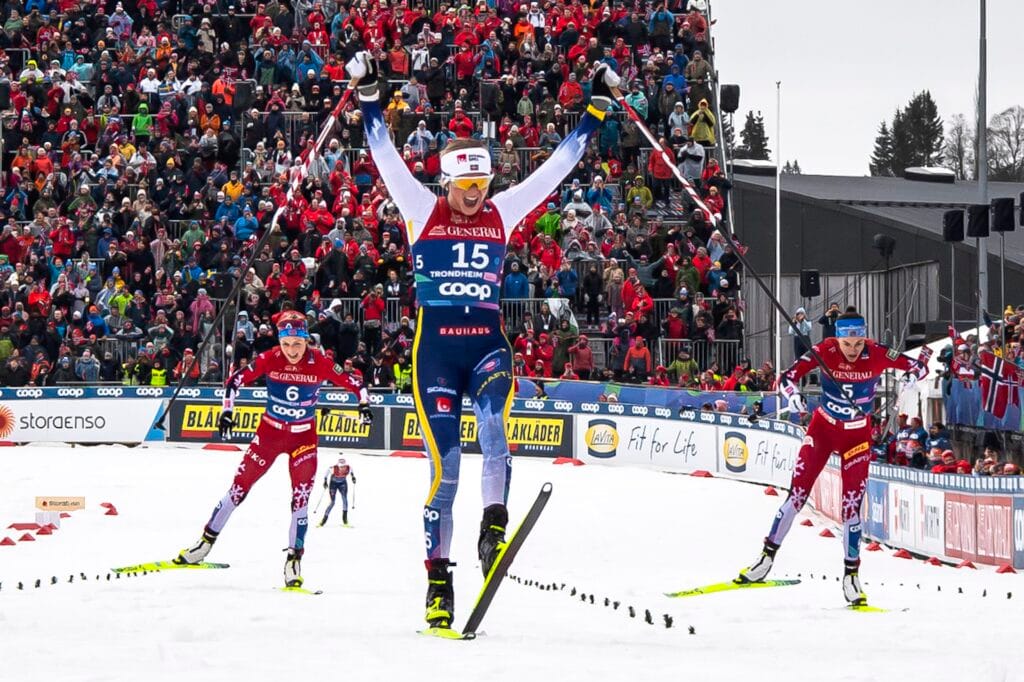 Frida Karlsson bant femmila under VM i Trondheim, foran Heidi Weng og Therese Johaug.  Foto: Maxim Thoré / BILDBYRÅN