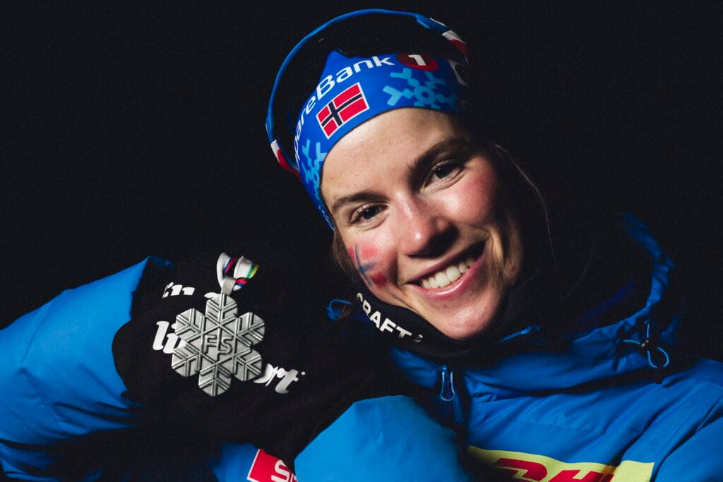 Kristin Austgulen Fosnæs med sølvet fra stafetten under VM i Trondheim. Foto: Modica/NordicFocus