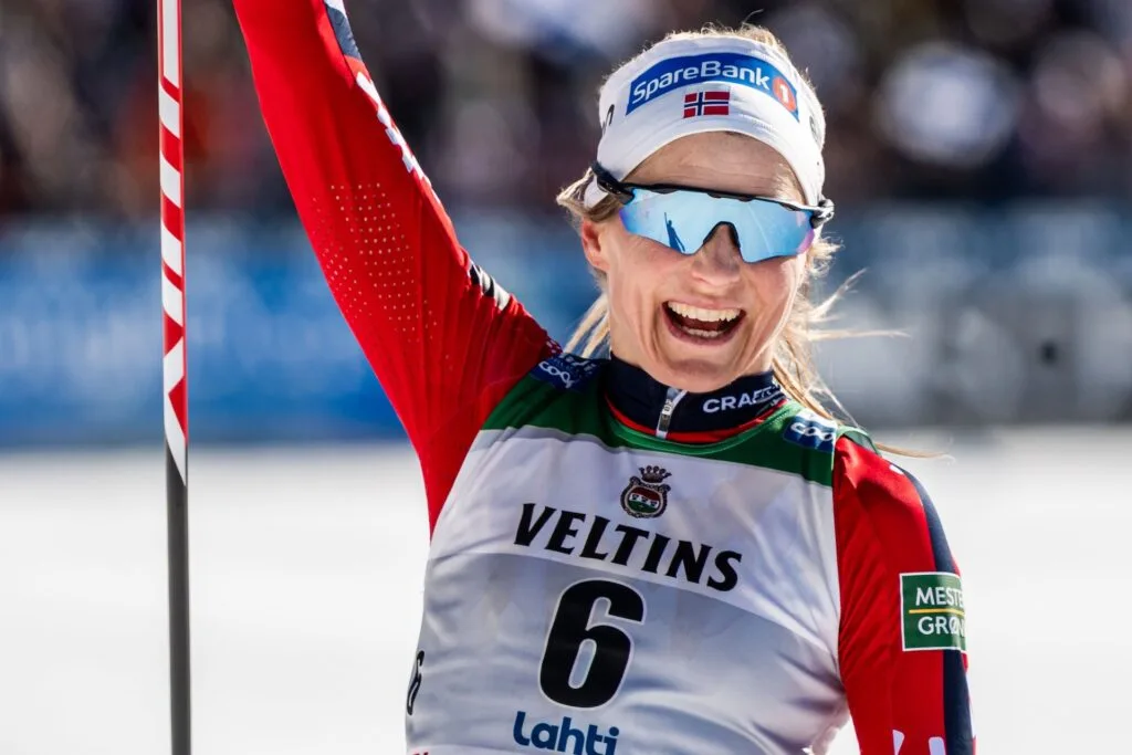 Therese Johaug etter seieren på femmila under verdenscupfinalen Lahti. Foto: Kalle Parkkinen / BILDBYRÅN 