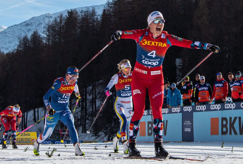  Tiril Udnes Weng of Norway celebrate crossing the finish line in front of Kertu Niskanen of Finland and Frida Karlsson of Sweden after women's cross-country skiing 10km classic pursuit during Tour de Ski on January 1, 2023 in Val Müstair. 