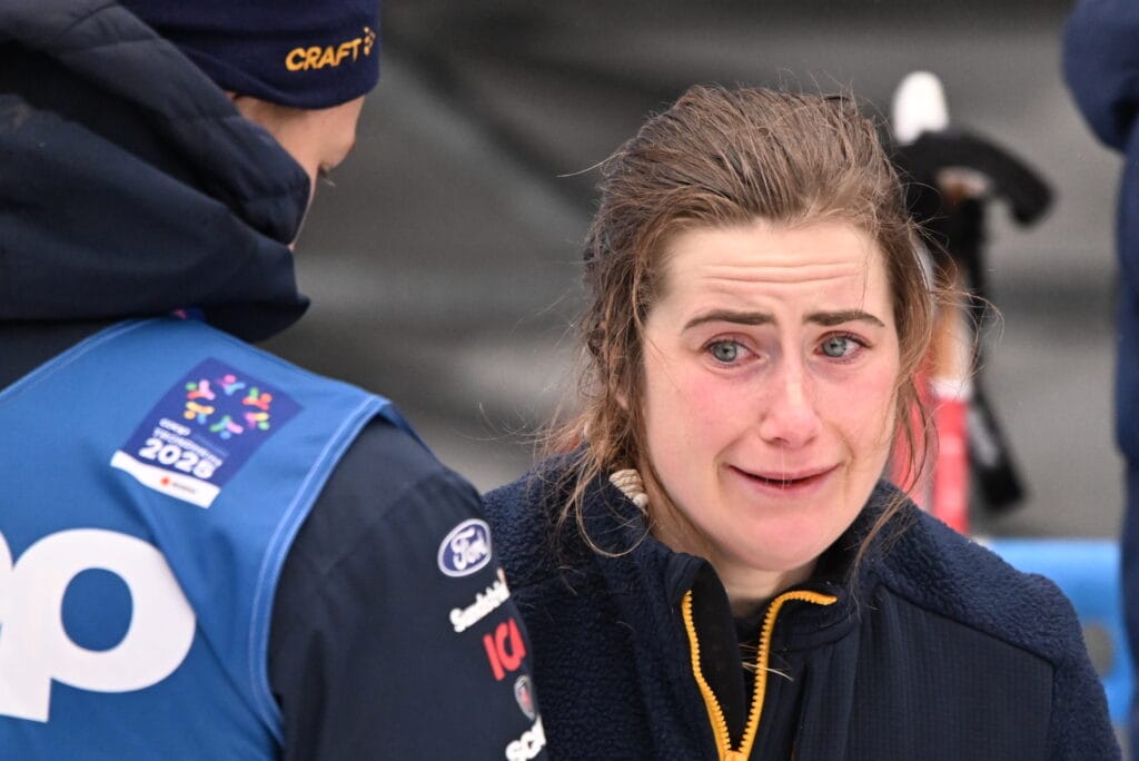 Ebba Andersson var knust etter VM-femmila i Trondheim. Da var Gustaf Berglund raskt på plass med trøst. Dagen før fikk han selv sitt store gjennombrudd med 8. plass på samme øvelse. Foto: Rolf Zetterberg