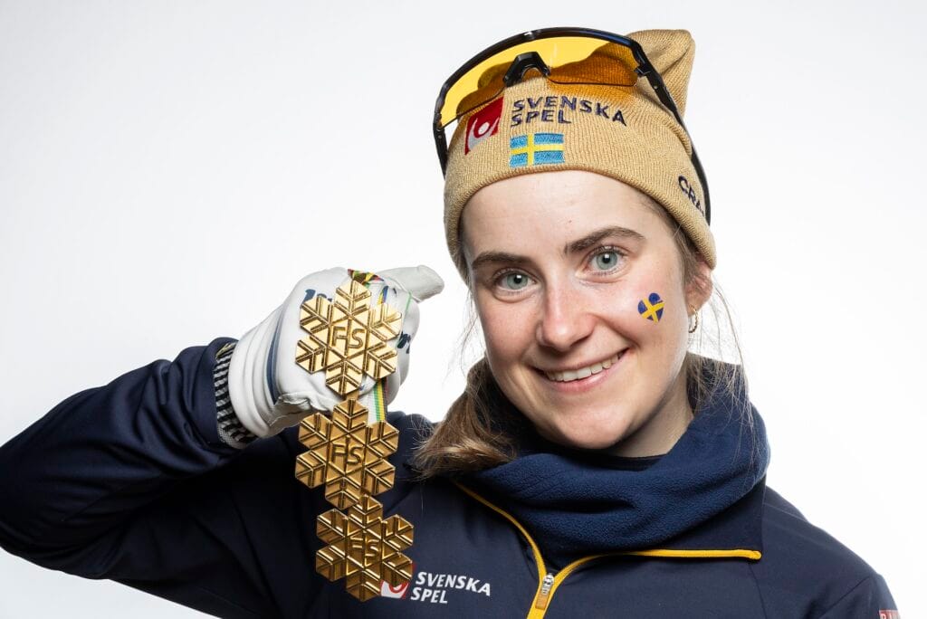 Ebba Andersson med sine tre VM-gull fra Trondheim 2025. Foto: Modica/NordicFocus
