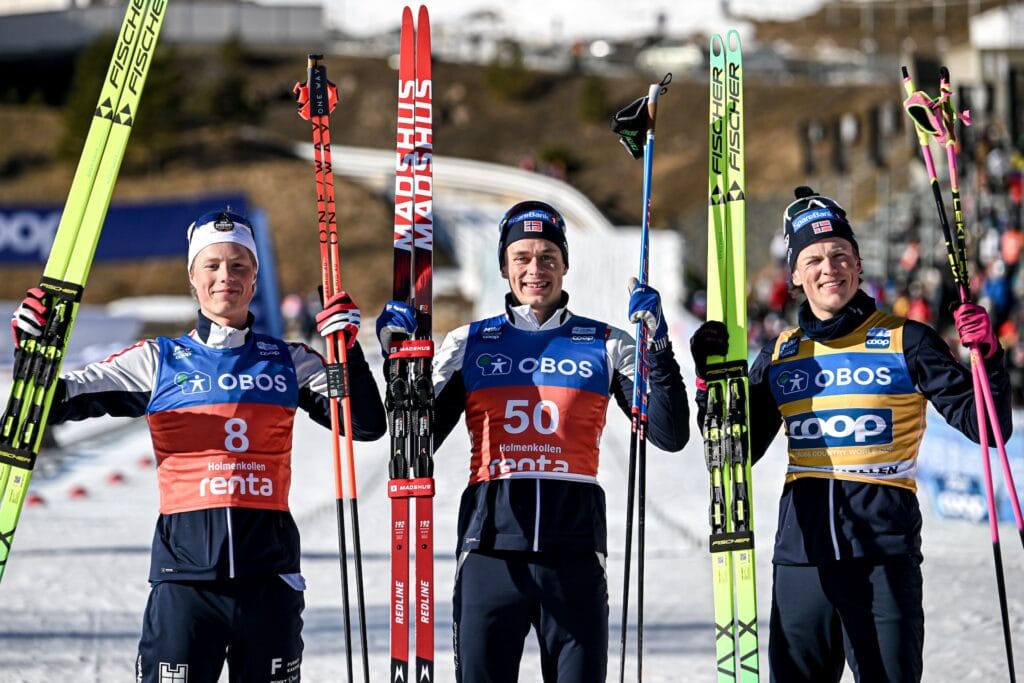 Einar Hedegart (til venstre), Harald Østberg Amundsen og, Johannes Høsflot Klæbo etter 10-kilometeren der verdenscupen i Holmenkollen i mars, der Hedegart ble nummer to. Foto: Authamayou/NordicFocus