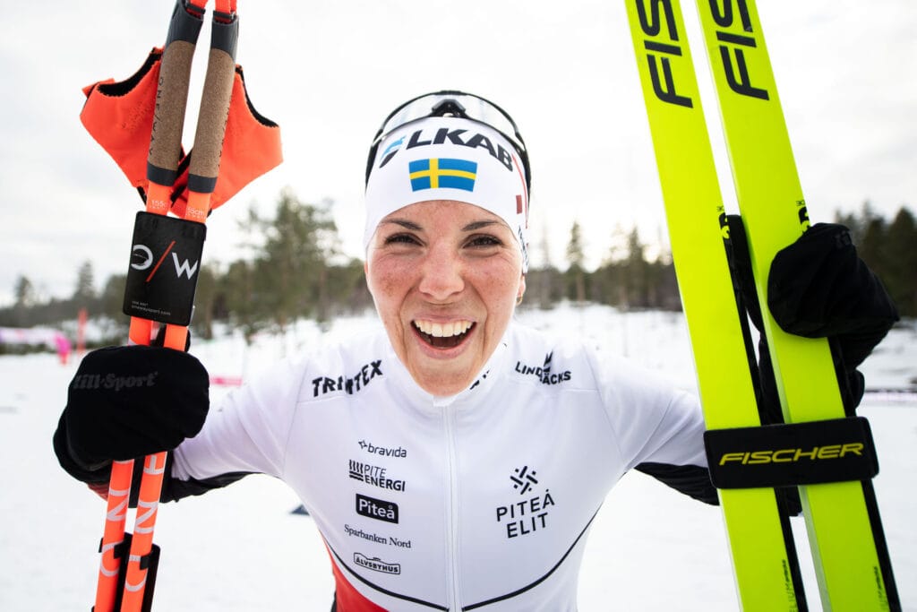 Charlotte Kalla, Piteå Elit SK, jublar över sin vinst efter damernas 15km masstart under dag 2 av SM-veckan den 24 mars 2022