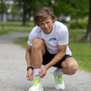 Johannes Høsflot Klæbo har forlenget samarbeidet med Hoka i ytterligere fem år. Foto: HOKA