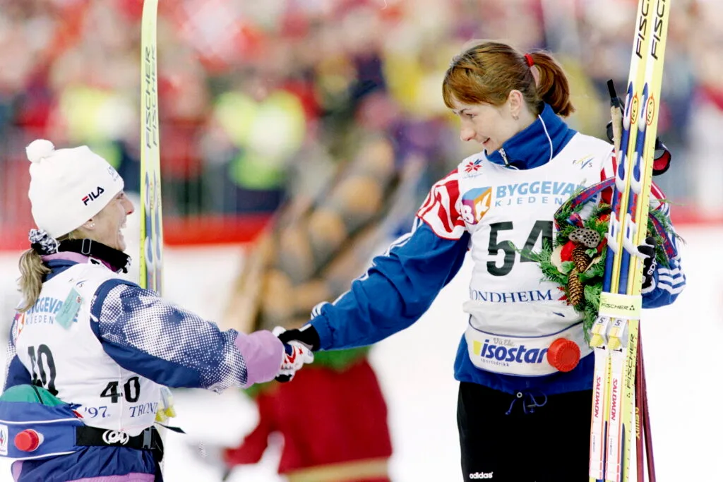 30 km, klassiskt, damer: Stefania Belmondo, Italien gratulerar Jelena Välbe, Ryssland till segern.