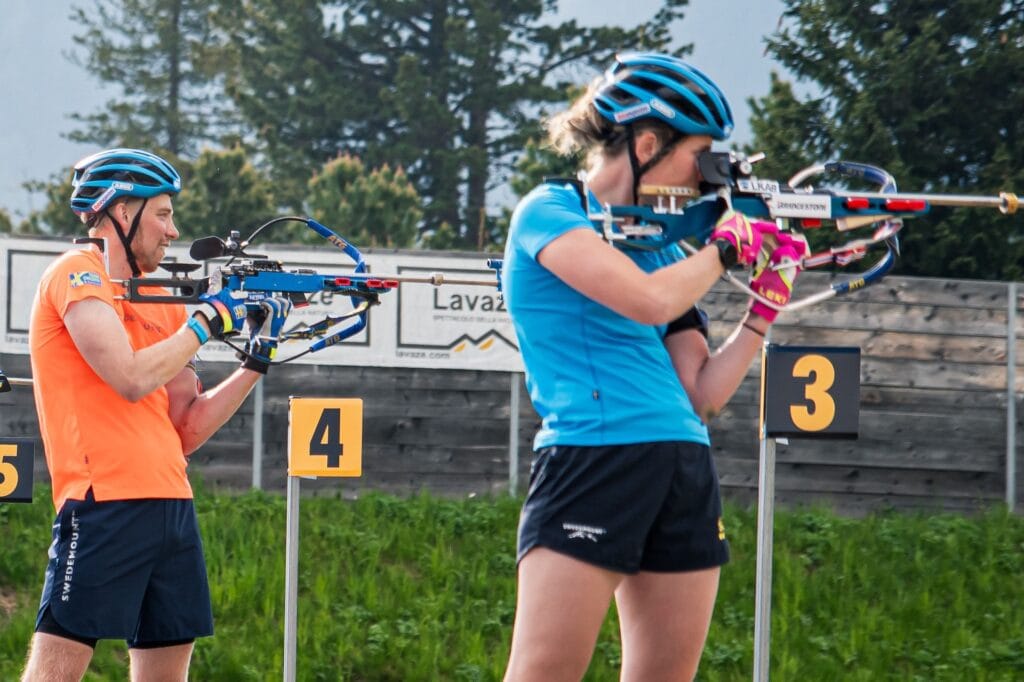 Viktor Brandt og Elvira Öberg brukte sponsoreventen mot ishockeyspillerne som oppkjøring mot årets SM i sommerskiskyting. Foto: Barbieri/ Nordic Focus