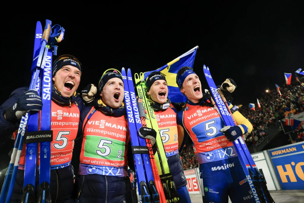 Viktor Brandt (til venstre), Jesper Nelin, Martin Ponsiluoma og, Sebastian Samuelsson tok gull på stafetten under VM ii 2024. Foto: Manzoni/NordicFocus