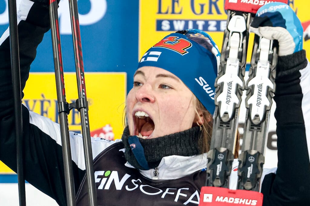 Krista Parmakoski jublet over verdenscupseieren i Lahti i 2024. 