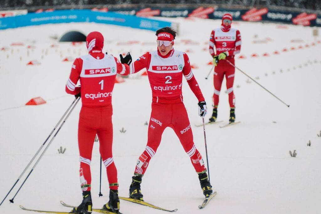 Rysslands Alexander Ivshin, guld, Saveliy Korostelev, silver, och Nikita Denisov, brons, under junior-VM i skidor den 22 februari 2022 i Lygna.