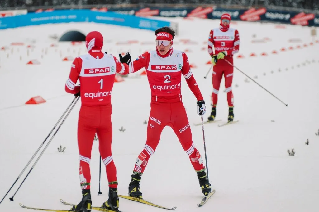 Rysslands Alexander Ivshin, guld, Saveliy Korostelev, silver, och Nikita Denisov, brons, under junior-VM i skidor den 22 februari 2022 i Lygna.