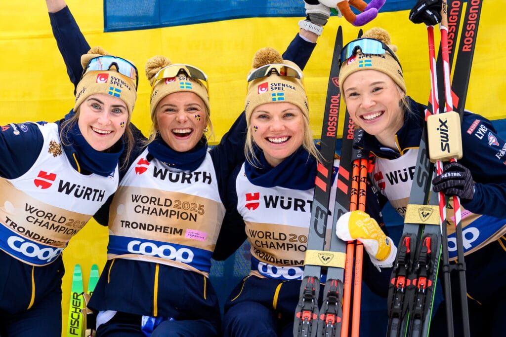 Ebba Andersson, Frida Karlsson, Emma Ribom og Jonna Sundling tok gull på stafetten under VM i Trondheim. De vant også samtlige langrennskonkurranser i VM 2025. Foto: Maxim Thore / BILDBYRÅN 
