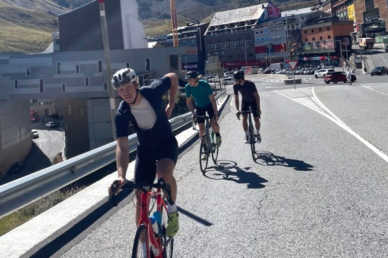 Team Elon Sørvest i sykkeldrama: Proffmøter, girtrøbbel og politi-bråk