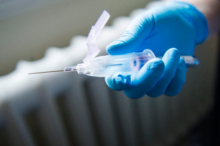 Nål inför ett blodprov under en dopingkontroll den 26 maj 2015 i Stockholm.