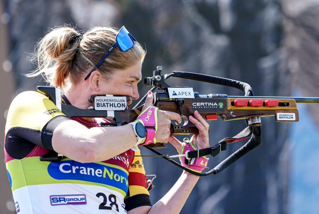 Eline Grue er en av de som skyter aller raskest. Nå sikter hun mot verdenscupen. Fortsatt som fulltidsstudent. Foto: Nordnes/NordicFocus