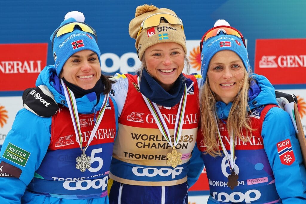 Heidi Weng (til venstre), Frida Karlsson og Therese Johaug etter VM-femmila i Trondheim Foto: GEPA pictures/ Thomas Bachun  © Bildbyrån