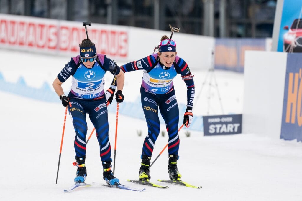 Julia Simon og Justine Braisaz-Bouchet under VM-stafetten i 2024. Foto: Petter Arvidson / BILDBYRÅN
