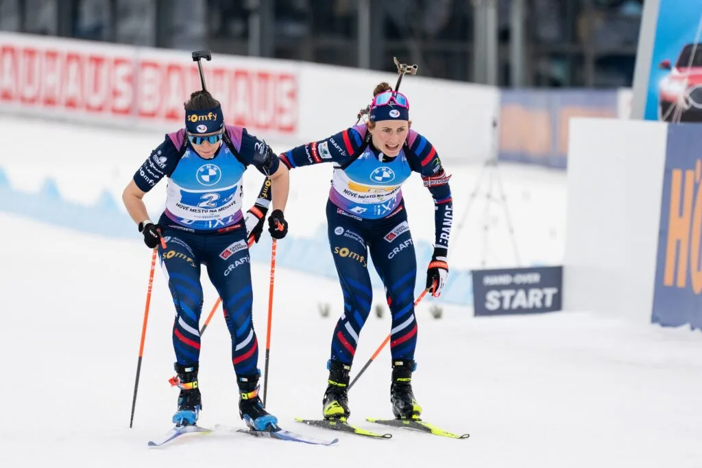 Julia Simon og Justine Braisaz-Bouchet under VM-stafetten i 2024. Foto: Petter Arvidson / BILDBYRÅN